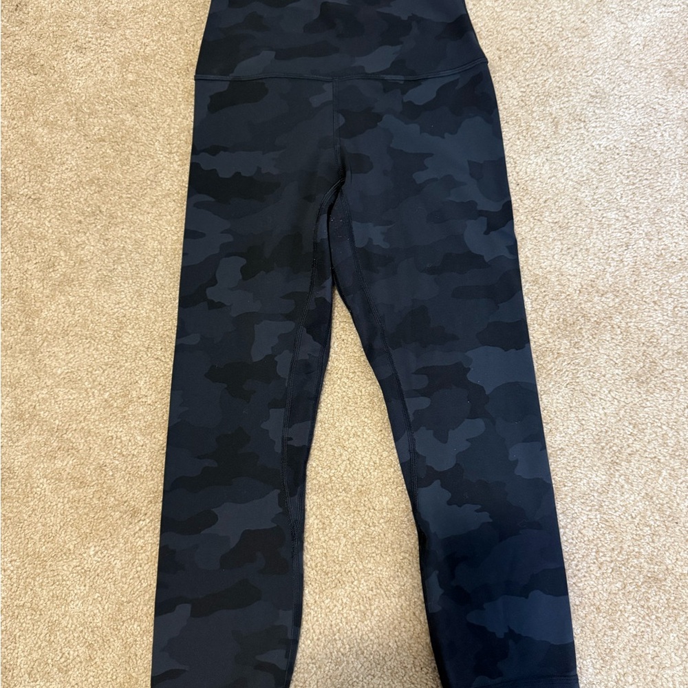 Lululemon Athletica Dark Camouflage 21 inch length crops - Picture 1 of 5